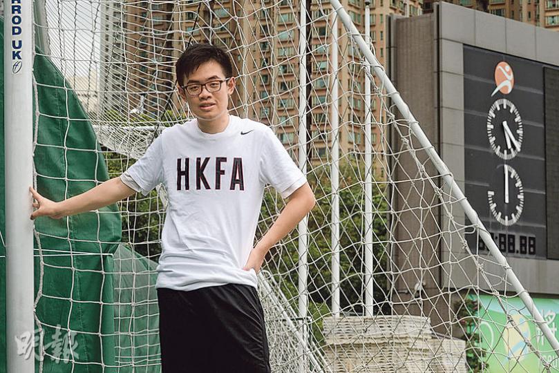 明天將北上撐港隊的球迷Sam認為,看香港隊比賽的氣氛能為他帶來歸屬感,他稱明天「其實有啲危險」,擔心若有香港球迷噓國歌會「返唔到落嚟」,但他將會繼續起立高叫「We are Hong Kong」口號,支持香港隊。(鍾林枝攝) 明天將北上撐港隊的球迷Sam認為,看香港隊比賽的氣氛能為他帶來歸屬感,他稱明天「其實有啲危險」,擔心若有香港球迷噓國歌會「返唔到落嚟」,但他將會繼續起立高叫「We are Hong Kong」口號,支持香港隊。(鍾林枝攝)