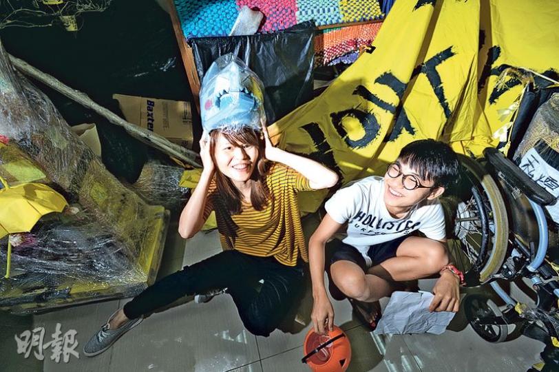 佔領時突發事情不時發生，「雨傘運動視覺庫存計劃」發起人之一楊雪盈（左）笑稱，「每晚瞓覺都手握電話，好怕突然清場，一起身乜都無晒」，最後在警察和執達吏清場前，趕緊把各樣物品撿走；有旺角佔領者自行將作品包好，更貼上「待文化保護人取走」的紙條，讓他們感窩心。右為成員梁延豐。（蘇智鑫攝）自修指示牌——佔領區自修室令人印象深刻，市民製作不少指示牌提醒佔領者別打擾學生，又寫上字句鼓勵學生，相信不少學生看到，都會憶起當天在佔領區溫習的時光。（蘇智鑫攝）命運佈景——這張「命運自主」的大台佈景，是他們最珍而重之的