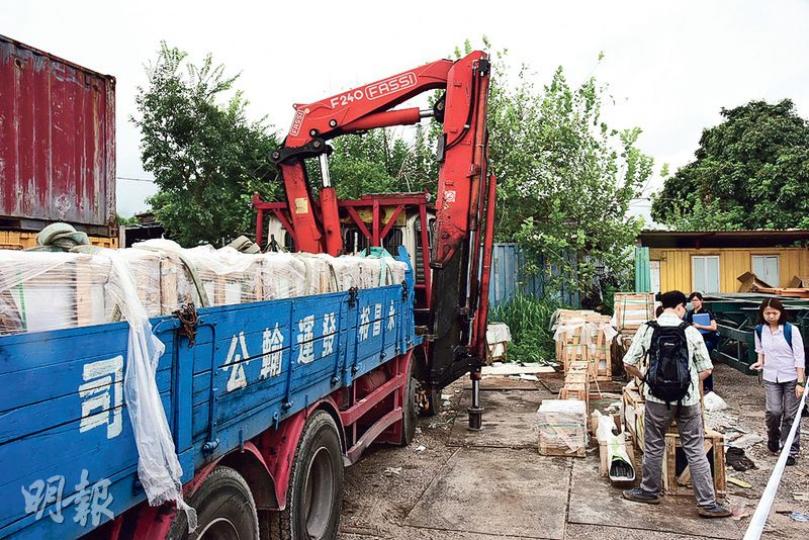 上水河上鄉奪命工業意外中，涉事吊臂車（圖）在15個月內第二度「殺人」，事後勞工處人員到場調查。（鍾炳然攝）