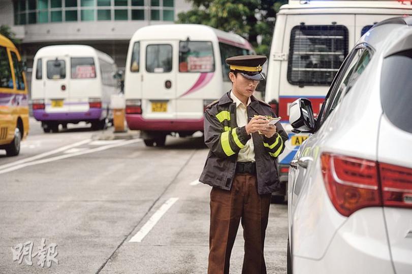 昨日是開學日,有交通督導員於九龍塘校區向違例泊車車主發出定額罰款通知書。(鍾林枝攝)交通總部行政科警司施德博提醒,違例泊車除阻塞緊急車輛通道,亦會阻礙市民過馬路視線,易生危險。(陳顥之攝) 昨日是開學日,有交通督導員於九龍塘校區向違例泊車車主發出定額罰款通知書。(鍾林枝攝)交通總部行政科警司施德博提醒,違例泊車除阻塞緊急車輛通道,亦會阻礙市民過馬路視線,易生危險。(陳顥之攝)