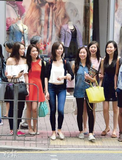 6名港姐一字排開過馬路受注目。〔吳慧堯(前左起)、郭嘉文、陳靜儀、龐卓欣、楊苡汶、程莉欣〕(攝影/記者﹕陳釗)6港姐行街有傾有講,選美確讓她們延續友情。(攝影/記者﹕陳釗) 6名港姐一字排開過馬路受注目。〔吳慧堯(前左起)、郭嘉文、陳靜儀、龐卓欣、楊苡汶、程莉欣〕(攝影/記者﹕陳釗)6港姐行街有傾有講,選美確讓她們延續友情。(攝影/記者﹕陳釗)
