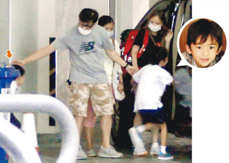 Lucas在司機護送下一個箭步跑上車,Quintus尾隨其後。(攝影:劉永銳、林祖傑、梁迺楠、梁榮達)Quintus急步上車時想用手遮着臉,為免被拍到。(攝影:劉永銳、林祖傑、梁迺楠、梁榮達)楊千嬅兒子Torres被外婆(左)及工人姐姐(右)拖着精靈乖巧。(攝影:劉永銳、林祖傑、梁迺楠、梁榮達)剷青潮Look——Torres剪了個剷青潮爆髮型,大踏步返學。(攝影:劉永銳、林祖傑、梁迺楠、梁榮達)楊思琦女兒楊卓穎鍾意返學好開心。(攝影:劉永銳、林祖傑、梁迺楠、梁榮達) Lucas在司機護送下一個箭步跑上車,Quintus尾隨其後。(攝影:劉永銳、林祖傑、梁迺楠、梁榮達)Quintus急步上車時想用手遮着臉,為免被拍到。(攝影:劉永銳、林祖傑、梁迺楠、梁榮達)楊千嬅兒子Torres被外婆(左)及工人姐姐(右)拖着精靈乖巧。(攝影:劉永銳、林祖傑、梁迺楠、梁榮達)剷青潮Look——Torres剪了個剷青潮爆髮型,大踏步返學。(攝影:劉永銳、林祖傑、梁迺楠、梁榮達)楊思琦女兒楊卓穎鍾意返學好開心。(攝影:劉永銳、林祖傑、梁迺楠、梁榮達)