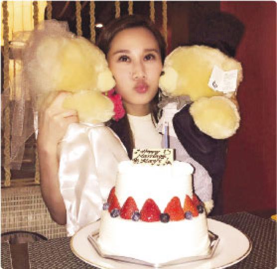 張嘉兒收熊公仔又收結婚蛋糕，未結婚已表現興奮。（微博圖片）湯洛雯（左起）、蔣家旻、朱千雪及岑杏賢為張嘉兒（中）舉行婚前派對。（微博圖片）