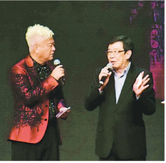 阿叻出名口才了得，但修哥也不示弱，兩人在台上舌戰一番。（攝影：梁迺楠）鄺美雲前晚主辦《抗戰勝利70周年晚會》，請來不少歌手獻唱助興。（攝影：梁迺楠）