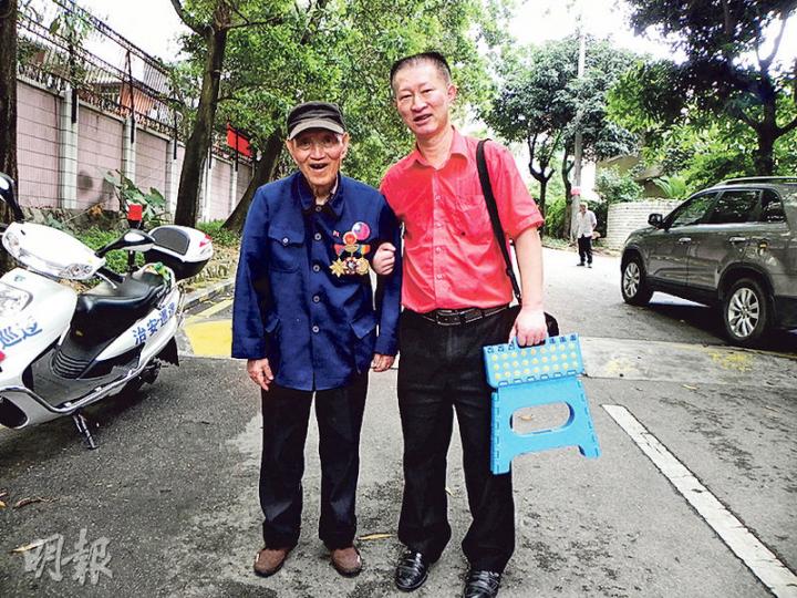 王文和兒子王清瑜(李泉攝)王文胸前掛的紀念章都是民間人士為他收集的,而老兵最大的心願,就是由政府頒給他們軍功章。(李泉攝) 王文和兒子王清瑜(李泉攝)王文胸前掛的紀念章都是民間人士為他收集的,而老兵最大的心願,就是由政府頒給他們軍功章。(李泉攝)