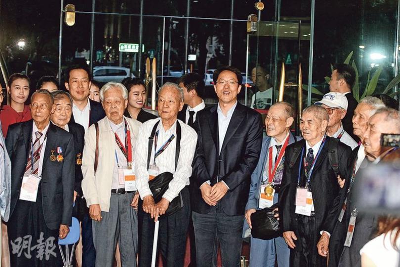 擔任港府代表團顧問的中聯辦主任張曉明(中),昨在代表團入住的酒店大堂親自迎接一眾獲邀參與閱兵的香港抗戰老兵。有老兵在出發前表示,今次大型閱兵是見證中國過去60年成就,非常難得,對於能夠出席閱兵儀式感到十分高興。(李紹昌攝)前警務處長曾偉雄昨抵北京準備出席閱兵儀式,他在出發前表示,閱兵是十分有意義的事,對今次獲邀感到十分榮幸。(李紹昌攝)基本法委員會副主任梁愛詩(左)和終院前首席法官李國能(右)昨抵達北京,準備參與今日的閱兵儀式。李國能不在港府公布的閱兵代表團名單內。(李紹昌攝) 擔任港府代表團顧問的中聯辦主任張曉明(中),昨在代表團入住的酒店大堂親自迎接一眾獲邀參與閱兵的香港抗戰老兵。有老兵在出發前表示,今次大型閱兵是見證中國過去60年成就,非常難得,對於能夠出席閱兵儀式感到十分高興。(李紹昌攝)前警務處長曾偉雄昨抵北京準備出席閱兵儀式,他在出發前表示,閱兵是十分有意義的事,對今次獲邀感到十分榮幸。(李紹昌攝)基本法委員會副主任梁愛詩(左)和終院前首席法官李國能(右)昨抵達北京,準備參與今日的閱兵儀式。李國能不在港府公布的閱兵代表團名單內。(李紹昌攝)