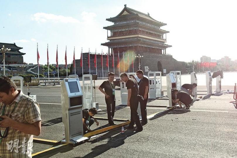 為了確保今早的抗戰閱兵可順利進行,北京城保安非常嚴密,在城樓附近已設置安檢和檢查證件的電子器材。(李紹昌攝) 為了確保今早的抗戰閱兵可順利進行,北京城保安非常嚴密,在城樓附近已設置安檢和檢查證件的電子器材。(李紹昌攝)