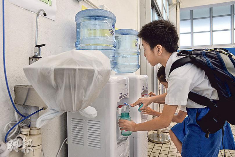 聖方濟愛德小學召開家長會交代學校驗出鉛水超標事件,校方已用膠袋封閉相關飲水器,另設蒸餾水機供學生使用。(鍾林枝攝) 聖方濟愛德小學召開家長會交代學校驗出鉛水超標事件,校方已用膠袋封閉相關飲水器,另設蒸餾水機供學生使用。(鍾林枝攝)