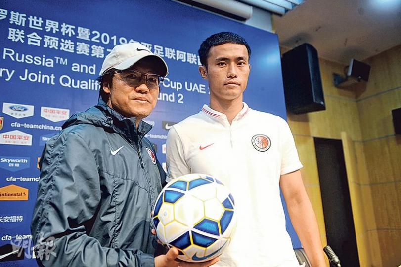 面對「中港一戰」,教練金判坤(左)和隊長陳偉豪(右)亦分外認真,拒絕透露對策之餘,誓言阻止國足全取3分。(楊宇翹攝) 面對「中港一戰」,教練金判坤(左)和隊長陳偉豪(右)亦分外認真,拒絕透露對策之餘,誓言阻止國足全取3分。(楊宇翹攝)