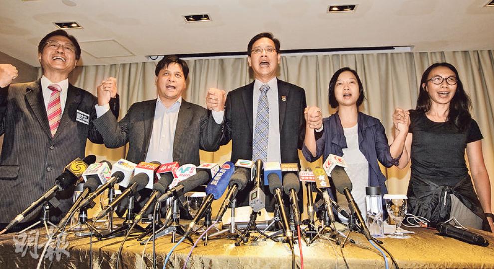 港大校友關注組提出的5個議案,包括30日內審議通過副校長任命及檢討特首出任校監做法等,均獲逾八成贊成票通過,關注組成員都感到鼓舞。圖為關注組成員許天福(左起)、麥東榮、召集人葉建源、成員張韻琪及莫佩嫺。(郭慶輝攝)提出支持十大院長聲明議案的港大校友彭泓基,展示關注組單張,指兩邊陣營提議案的基本精神都是維護院校自主及學術自由,自己的議案不獲通過,是因對方政黨力量太強大。(郭慶輝攝) 港大校友關注組提出的5個議案,包括30日內審議通過副校長任命及檢討特首出任校監做法等,均獲逾八成贊成票通過,關注組成員都感到鼓舞。圖為關注組成員許天福(左起)、麥東榮、召集人葉建源、成員張韻琪及莫佩嫺。(郭慶輝攝)提出支持十大院長聲明議案的港大校友彭泓基,展示關注組單張,指兩邊陣營提議案的基本精神都是維護院校自主及學術自由,自己的議案不獲通過,是因對方政黨力量太強大。(郭慶輝攝)