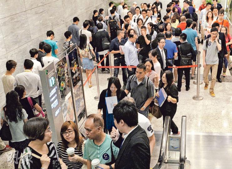 新地東涌東環II昨開售首輪328伙,不少買家按指定報到時間到場,當中不乏扶老攜幼的家庭客,另有亦少量外籍人士。(劉焌陶攝) 新地東涌東環II昨開售首輪328伙,不少買家按指定報到時間到場,當中不乏扶老攜幼的家庭客,另有亦少量外籍人士。(劉焌陶攝)