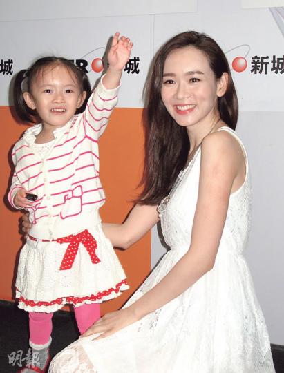 楊思琦帶3歲女兒楊卓穎到電台接受訪問,卓穎更即場耍功夫,非常活潑。(攝影鎅O者:林蘊兒) 楊思琦帶3歲女兒楊卓穎到電台接受訪問,卓穎更即場耍功夫,非常活潑。(攝影鎅O者:林蘊兒)