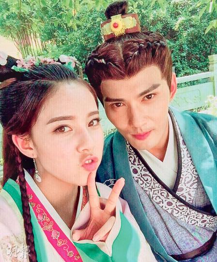 徐正曦拍內地劇跟19歲的中英混血演員宋妍菲合作,更在七夕時大曬合照。(微博圖片) 徐正曦拍內地劇跟19歲的中英混血演員宋妍菲合作,更在七夕時大曬合照。(微博圖片)