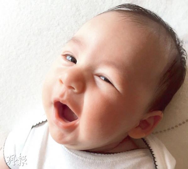 周汶錡囝囝張嘴大笑,超可愛!(微博圖片) 周汶錡囝囝張嘴大笑,超可愛!(微博圖片)