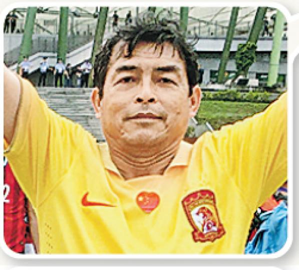 球迷反應﹕港人陳先生賽前身穿中超球隊廣州恆大的球衣,雙手卻高舉寫上「為榮譽而戰」的港隊頸巾。他稱很多人「睇低香港」,以為香港隊對中國隊必輸,他「好唔同意」,賽前指當年「五一九」時香港隊可「砌低」中國隊,昨若中國隊稍一不慎,香港隊也有機會。(鄧力行攝)球迷反應﹕陳先生(右)和葉先生(左)賽後齊高呼對賽果感到「好開心」,他們都認為賽事最佳球員是港隊門將葉鴻輝,指他多次救出必入球,表現出色。(鄧力行攝)球迷反應﹕到深圳支持港隊、今年73歲的唐伯伯半場時稱,昨天是「為睇波來睇波」,指「中國隊無射門鞋,香 球迷反應﹕港人陳先生賽前身穿中超球隊廣州恆大的球衣,雙手卻高舉寫上「為榮譽而戰」的港隊頸巾。他稱很多人「睇低香港」,以為香港隊對中國隊必輸,他「好唔同意」,賽前指當年「五一九」時香港隊可「砌低」中國隊,昨若中國隊稍一不慎,香港隊也有機會。(鄧力行攝)球迷反應﹕陳先生(右)和葉先生(左)賽後齊高呼對賽果感到「好開心」,他們都認為賽事最佳球員是港隊門將葉鴻輝,指他多次救出必入球,表現出色。(鄧力行攝)球迷反應﹕到深圳支持港隊、今年73歲的唐伯伯半場時稱,昨天是「為睇波來睇波」,指「中國隊無射門鞋,香