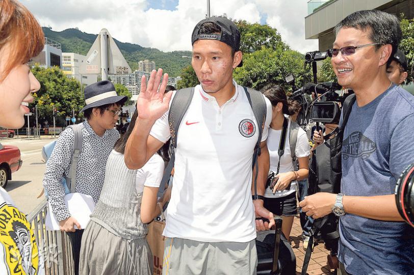 世界盃外圍賽「中港大戰」，港隊面對中國隊猛烈進攻，門將葉鴻輝（中）左飛右撲助港隊力保不失。港隊昨午回港，有「英雄輝」外號的葉鴻輝說「我唔係英雄」，強調其他球員付出很多，功勞不在他一人身上。（鍾林枝攝）