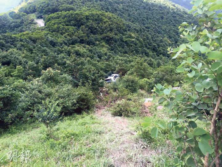 前日有市民發現一輛私家車由大帽山道衝落約30米山坡,警員懷疑32歲司機葉曉斌墮山坡失蹤。(葉真真攝)搜索行動期間,消防員一度動用航拍設備協助視察地形及尋找失蹤事主。(林智傑攝) 前日有市民發現一輛私家車由大帽山道衝落約30米山坡,警員懷疑32歲司機葉曉斌墮山坡失蹤。(葉真真攝)搜索行動期間,消防員一度動用航拍設備協助視察地形及尋找失蹤事主。(林智傑攝)