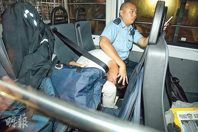 3名打劫的士被捕童黨，年齡僅為14歲至19歲，其中14歲疑犯自幼失去雙親照顧，疑無心向學及誤交損友致犯案。（蔡方山攝）牛頭角昨凌晨發生的士劫案，3名童黨假扮乘客打劫的士司機逃去，但迅即被警員拘捕；事後警員到案發現場調查。（蔡方山攝）