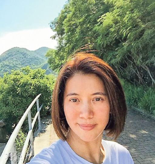 袁詠儀昨上載行山素顏自拍照，跟自己說生日快樂。（微博圖片）