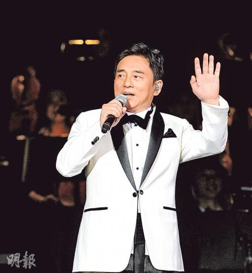 呂方昨晚於紅館開演唱會,西裝骨骨登場。(攝影:鍾偉茵) 呂方昨晚於紅館開演唱會,西裝骨骨登場。(攝影:鍾偉茵)
