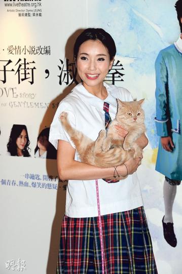 梁雨恩抱着劇中的貓貓接受訪問,坦言相隔4年再演舞台劇,感到有點緊張。(攝影﹕陳釗) 梁雨恩抱着劇中的貓貓接受訪問,坦言相隔4年再演舞台劇,感到有點緊張。(攝影﹕陳釗)