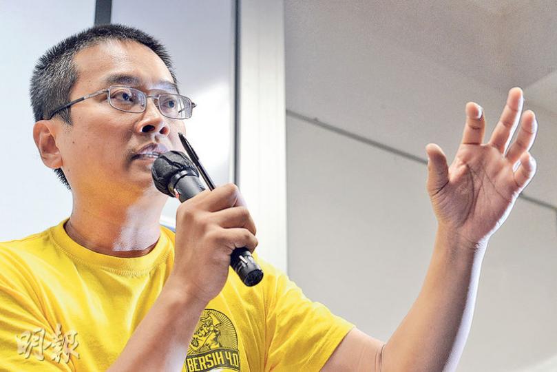 游走本港社運逾10年的陳允中,穿上「淨選盟4.0」的黃衣,回到香港參與後雨傘研討會,表示仍難忘馬來西亞的集會場面。(劉焌陶攝) 游走本港社運逾10年的陳允中,穿上「淨選盟4.0」的黃衣,回到香港參與後雨傘研討會,表示仍難忘馬來西亞的集會場面。(劉焌陶攝)
