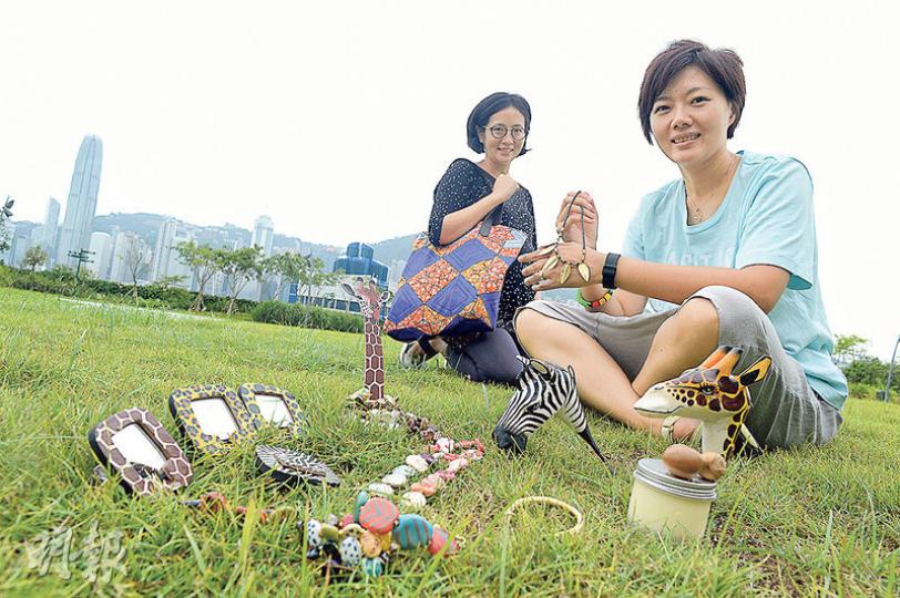 Sara(前)及Caroline(後)將參與下周日西九「自由約」的青草地攤,售賣非洲出口的手製飾品及乳木果特產,大多屬公平貿易產品。負責到非洲採購的Sara表示,當地人欲建立平等貿易關係,不想長期受救濟,失去尊嚴。(鍾林枝攝)肯尼亞失業率高企,但有工廠專門聘請當地單親媽媽,人手製作陶瓷手鏈,起貨需時一個月,名副其實的慢工出細貨。(鍾林枝攝)非洲野生動物多,Sara購入當地製作、以斑馬和長頸鹿為主題的擺設和小鏡子,計劃下周日在西九「自由約」青草地攤出售。(鍾林枝攝) Sara(前)及Caroline(後)將參與下周日西九「自由約」的青草地攤,售賣非洲出口的手製飾品及乳木果特產,大多屬公平貿易產品。負責到非洲採購的Sara表示,當地人欲建立平等貿易關係,不想長期受救濟,失去尊嚴。(鍾林枝攝)肯尼亞失業率高企,但有工廠專門聘請當地單親媽媽,人手製作陶瓷手鏈,起貨需時一個月,名副其實的慢工出細貨。(鍾林枝攝)非洲野生動物多,Sara購入當地製作、以斑馬和長頸鹿為主題的擺設和小鏡子,計劃下周日在西九「自由約」青草地攤出售。(鍾林枝攝)