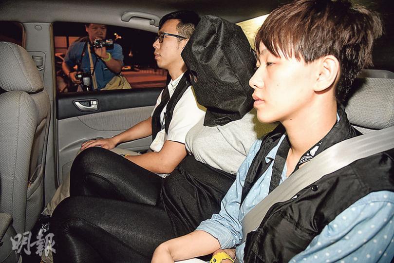 涉嫌販運10公斤氯胺酮及約1000粒「五仔」被捕的23歲女子(中),將要面對可能達30年以上的刑期。(蔡方山攝) 涉嫌販運10公斤氯胺酮及約1000粒「五仔」被捕的23歲女子(中),將要面對可能達30年以上的刑期。(蔡方山攝)