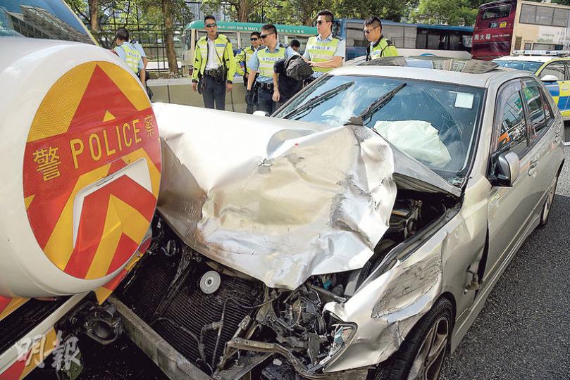 男子所駕私家車在連環撞車後,終被趕至警車攔路截停,只見車頭嚴重損毁變形,氣袋彈出。(蔡方山攝)一輛私家車昨晨在荃灣衝過警方路障後,瘋狂駕駛約10公里逃至沙田御龍山對開被截停;警員出動緝毒犬,在車內檢獲約值5000元的可卡因,男司機(中後蒙頭者)涉嫌4宗罪被捕。(蔡方山攝)案中一輛私家車(圖)及一輛中型貨車無辜被撞,其中私家車車尾嚴重損毁。(蔡方山攝) 男子所駕私家車在連環撞車後,終被趕至警車攔路截停,只見車頭嚴重損毁變形,氣袋彈出。(蔡方山攝)一輛私家車昨晨在荃灣衝過警方路障後,瘋狂駕駛約10公里逃至沙田御龍山對開被截停;警員出動緝毒犬,在車內檢獲約值5000元的可卡因,男司機(中後蒙頭者)涉嫌4宗罪被捕。(蔡方山攝)案中一輛私家車(圖)及一輛中型貨車無辜被撞,其中私家車車尾嚴重損毁。(蔡方山攝)