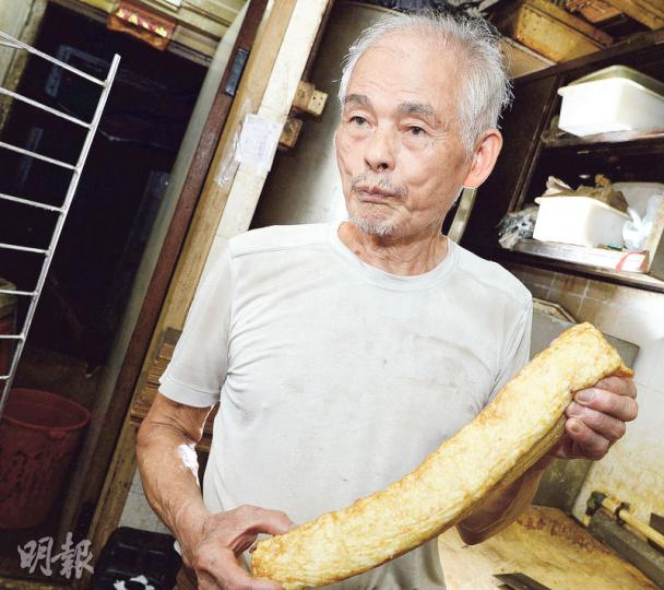 魚蛋達人夏藩銘(劉焌陶攝)(劉焌陶攝)(劉焌陶攝)結業消息傳出,夏銘記每天都出現看不見盡頭的人龍。(劉焌陶攝)我同伙計講,賣魚片,人哋無同你講價,一百蚊就一百蚊,你唔好呃人秤。(陳嘉文攝)今日炸,聽日換走三分一,倒三分一新油落去,咁樣炸才有色。金黃色嘛。(劉焌陶攝)我踩咗四十幾年單車,小姐來見工,同伙計講:呢個老闆係踩單車呀?有什麼問題,我有我踩單車的開心。(陳嘉文攝) 魚蛋達人夏藩銘(劉焌陶攝)(劉焌陶攝)(劉焌陶攝)結業消息傳出,夏銘記每天都出現看不見盡頭的人龍。(劉焌陶攝)我同伙計講,賣魚片,人哋無同你講價,一百蚊就一百蚊,你唔好呃人秤。(陳嘉文攝)今日炸,聽日換走三分一,倒三分一新油落去,咁樣炸才有色。金黃色嘛。(劉焌陶攝)我踩咗四十幾年單車,小姐來見工,同伙計講:呢個老闆係踩單車呀?有什麼問題,我有我踩單車的開心。(陳嘉文攝)