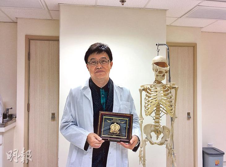 伊利沙伯醫院矯形及創傷學部門顧問醫生錢炳航行醫超過30年,最近獲醫管局頒發「長期服務獎」。他說腰背痛屬「全民病」,但市民對此病卻有很多誤解。(植敏欣攝) 伊利沙伯醫院矯形及創傷學部門顧問醫生錢炳航行醫超過30年,最近獲醫管局頒發「長期服務獎」。他說腰背痛屬「全民病」,但市民對此病卻有很多誤解。(植敏欣攝)