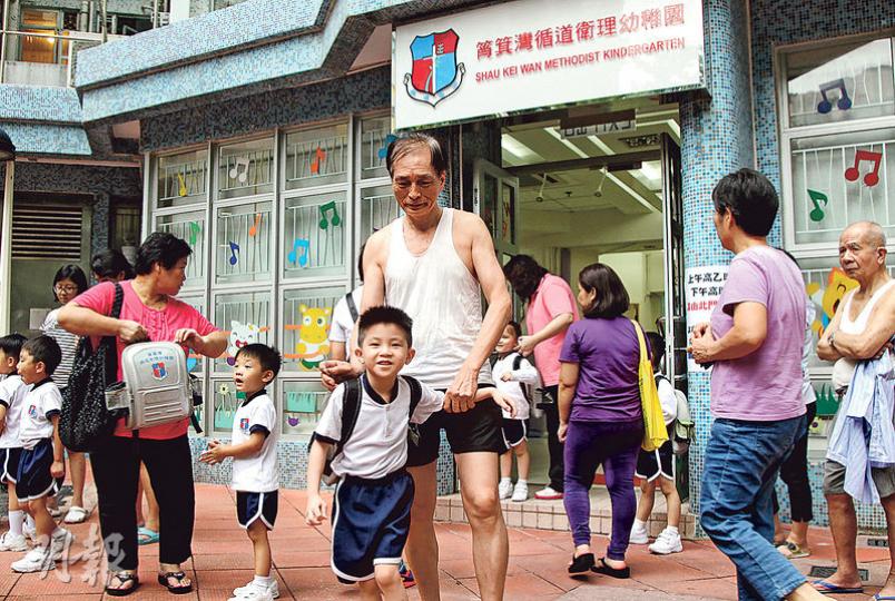筲箕灣循道衛理幼稚園全日班學費增加四成至39,336元,校長霍少鳳說,該校超過5年沒加學費,「去年蝕得多,教育局才批(加學費)」,故今年的加幅較大,但通脹厲害,預料「加完都要蝕」。(林俊源攝) 筲箕灣循道衛理幼稚園全日班學費增加四成至39,336元,校長霍少鳳說,該校超過5年沒加學費,「去年蝕得多,教育局才批(加學費)」,故今年的加幅較大,但通脹厲害,預料「加完都要蝕」。(林俊源攝)