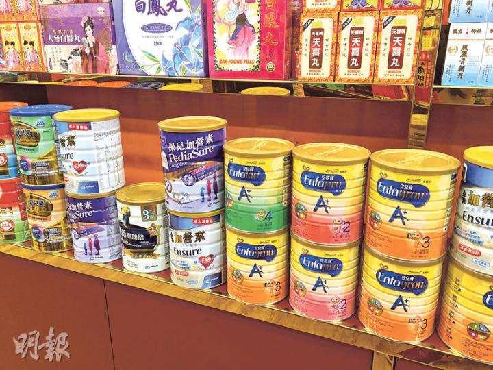 記者以顧客身分向旺角區10間藥房查詢奶粉供應,當中大部分貨源充足,僅兩間缺貨,均缺美素佳兒及美贊臣1至3號嬰幼兒奶粉。(王丹麟攝) 記者以顧客身分向旺角區10間藥房查詢奶粉供應,當中大部分貨源充足,僅兩間缺貨,均缺美素佳兒及美贊臣1至3號嬰幼兒奶粉。(王丹麟攝)
