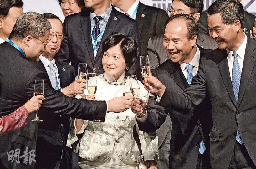 新民黨主席葉劉淑儀(右三)牽頭成立海上絲綢之路協會,找來富商、社團代表加入,昨日成立典禮,特首梁振英(右一)、港澳辦副主任周波(右二)及中聯辦主任張曉明等都有出席。(鍾林枝攝) 新民黨主席葉劉淑儀(右三)牽頭成立海上絲綢之路協會,找來富商、社團代表加入,昨日成立典禮,特首梁振英(右一)、港澳辦副主任周波(右二)及中聯辦主任張曉明等都有出席。(鍾林枝攝)
