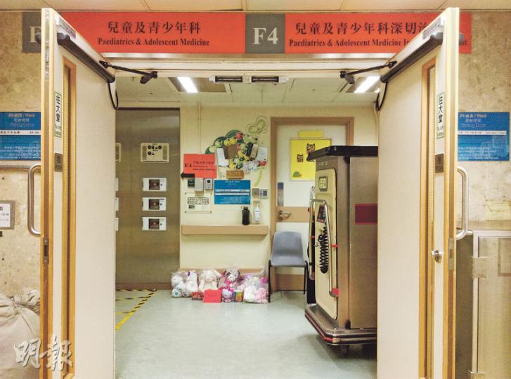 疑遭家人虐待的7歲女童,昨日仍在瑪嘉烈醫院兒科普通病房留醫,有市民特意到醫院送上毛公仔及心意卡為她打氣。(伍浦鋒攝) 疑遭家人虐待的7歲女童,昨日仍在瑪嘉烈醫院兒科普通病房留醫,有市民特意到醫院送上毛公仔及心意卡為她打氣。(伍浦鋒攝)