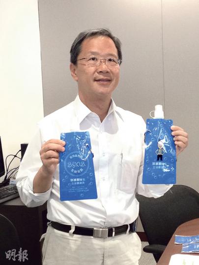 郭家麒同記者茶敘,派發自家印製「環保水樽」,話印咗3000個派街坊。(楊康琪攝) 郭家麒同記者茶敘,派發自家印製「環保水樽」,話印咗3000個派街坊。(楊康琪攝)