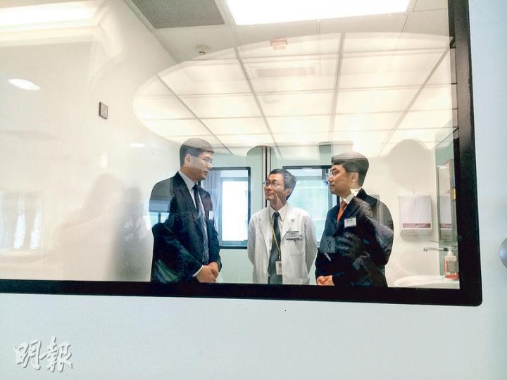 博愛醫院今年度增設3間病房、共114張病牀,下月啟用的內科及老人科急症病房有兩個採雙重門新設計的負氣壓隔離病房(圖),一邊門打開時,另一邊門會緊閉防止帶有病菌空氣流出。圖左起為新界西聯網總監高拔陞、屯門及博愛醫院麻醉及深切治療部主管林國基,以及博愛醫院行政總監楊諦岡。(梁杏怡攝) 博愛醫院今年度增設3間病房、共114張病牀,下月啟用的內科及老人科急症病房有兩個採雙重門新設計的負氣壓隔離病房(圖),一邊門打開時,另一邊門會緊閉防止帶有病菌空氣流出。圖左起為新界西聯網總監高拔陞、屯門及博愛醫院麻醉及深切治療部主管林國基,以及博愛醫院行政總監楊諦岡。(梁杏怡攝)