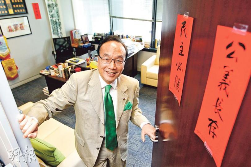 公民黨梁家傑說,與中央溝通大門常開,而主導權應是掌權的中央。他認為雙方溝通是要守原則的,不是去做「忠誠反對派」。梁的辦公室房門,貼上了黨主席余若薇書寫的墨寶。(郭慶輝攝) 公民黨梁家傑說,與中央溝通大門常開,而主導權應是掌權的中央。他認為雙方溝通是要守原則的,不是去做「忠誠反對派」。梁的辦公室房門,貼上了黨主席余若薇書寫的墨寶。(郭慶輝攝)