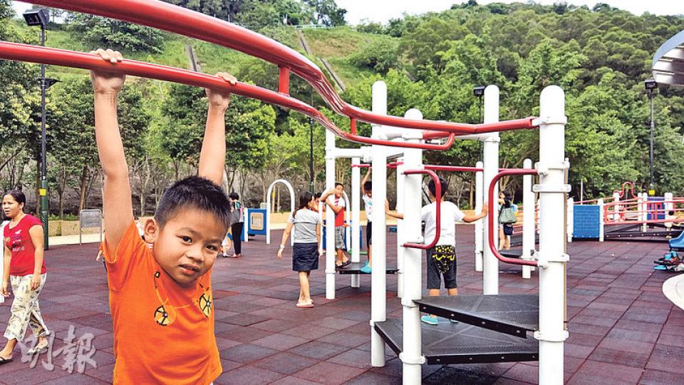 7歲黃姓男童昨午在小西灣海濱花園攀上鐵架,他稱在公園中最喜歡「掹鐵」,因為「可以做運動」,而且鐵架「夠高」(記者目測約1.7米高)。(鄧力行攝)6歲蔡姓男童昨午在小西灣海濱花園公園玩耍,他說公園的滑梯不夠高,「都唔夠快」,公園遊樂設施「唔好玩」。他指在澳門玩過的滑梯才夠高,當地的滑梯高過遊樂場旁邊的一棵大樹(記者目測大樹高約3米)。(鄧力行攝) 7歲黃姓男童昨午在小西灣海濱花園攀上鐵架,他稱在公園中最喜歡「掹鐵」,因為「可以做運動」,而且鐵架「夠高」(記者目測約1.7米高)。(鄧力行攝)6歲蔡姓男童昨午在小西灣海濱花園公園玩耍,他說公園的滑梯不夠高,「都唔夠快」,公園遊樂設施「唔好玩」。他指在澳門玩過的滑梯才夠高,當地的滑梯高過遊樂場旁邊的一棵大樹(記者目測大樹高約3米)。(鄧力行攝)