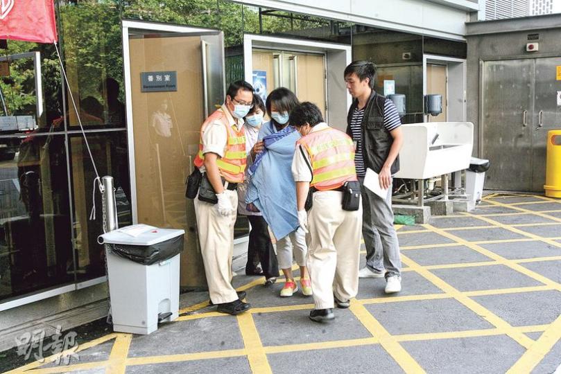 貨車司機與人爭執報警後猝死,其家屬(戴口罩女子)趕至醫院認屍及助查,顯得非常傷心。(伍浦鋒攝)) 貨車司機與人爭執報警後猝死,其家屬(戴口罩女子)趕至醫院認屍及助查,顯得非常傷心。(伍浦鋒攝))