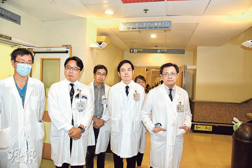 有份負責手術的香港大學肝膽胰外科及肝臟移植組臨牀助理教授陳智仁(右二)昨與多名醫生到深切治療部,了解李先生手術後情况。(林智傑攝) 有份負責手術的香港大學肝膽胰外科及肝臟移植組臨牀助理教授陳智仁(右二)昨與多名醫生到深切治療部,了解李先生手術後情况。(林智傑攝)