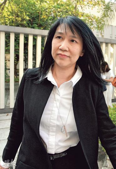 香港寬頻助理總監鄭潔恩對公司被裁定有罪及罰款表示失望,明言研究法庭判辭後提出上訴。(鄧宗弘攝)個人資料私隱副專員黃錦卿指香港寬頻被罰款3萬元,刑罰不算輕。案件發出清晰信息,必須尊重個人資料私隱。(何偉畧攝) 香港寬頻助理總監鄭潔恩對公司被裁定有罪及罰款表示失望,明言研究法庭判辭後提出上訴。(鄧宗弘攝)個人資料私隱副專員黃錦卿指香港寬頻被罰款3萬元,刑罰不算輕。案件發出清晰信息,必須尊重個人資料私隱。(何偉畧攝)
