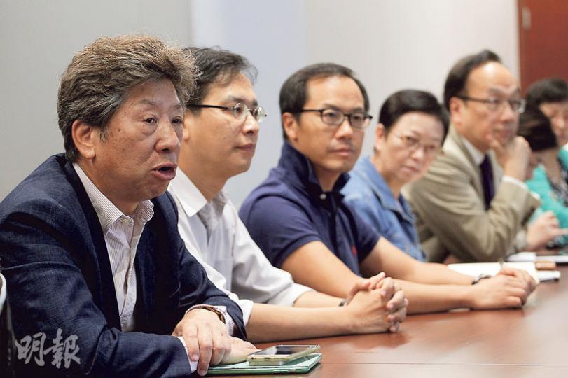 「民主思路」召集人、公民黨前成員湯家驊(左一)亦有出席泛民集思會,但佢入會議室時,因為未輪到佢嘅議程,被梁家傑(右一)請出房。不過湯家驊會後都有一齊參加記者會。(郭慶輝攝) 「民主思路」召集人、公民黨前成員湯家驊(左一)亦有出席泛民集思會,但佢入會議室時,因為未輪到佢嘅議程,被梁家傑(右一)請出房。不過湯家驊會後都有一齊參加記者會。(郭慶輝攝)