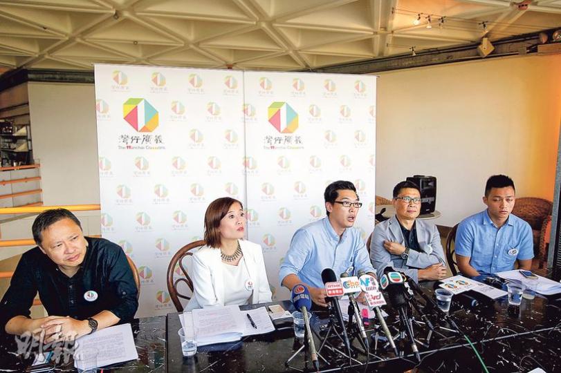 傘後公民團體「灣仔廣義」噚日同傳媒茶敘,除咗兩個召集人區麗莊(左二)同梁柏堅(中),仲有佔中發起人戴耀廷(左一)同陳健民(右二)現身支持。(郭慶輝攝) 傘後公民團體「灣仔廣義」噚日同傳媒茶敘,除咗兩個召集人區麗莊(左二)同梁柏堅(中),仲有佔中發起人戴耀廷(左一)同陳健民(右二)現身支持。(郭慶輝攝)
