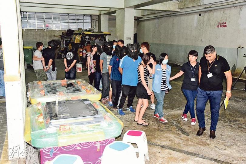 警方通宵展開「雷霆一五」打擊犯罪行動中,破獲多個黑幫賭檔及武器庫,拘捕逾百人,其中在觀塘一工業大廈破獲非法遊戲機賭檔,拘捕10男女,檢獲兩部釣魚機(圖左)、一批武器及小量冰毒等證物。(鍾炳然攝)警方「雷霆一五」行動帶隊的印度裔總督察潘保羅在港土生土長,自祖父起三代投身警界,他希望兒子將來也能加入警隊。(鍾炳然攝) 警方通宵展開「雷霆一五」打擊犯罪行動中,破獲多個黑幫賭檔及武器庫,拘捕逾百人,其中在觀塘一工業大廈破獲非法遊戲機賭檔,拘捕10男女,檢獲兩部釣魚機(圖左)、一批武器及小量冰毒等證物。(鍾炳然攝)警方「雷霆一五」行動帶隊的印度裔總督察潘保羅在港土生土長,自祖父起三代投身警界,他希望兒子將來也能加入警隊。(鍾炳然攝)