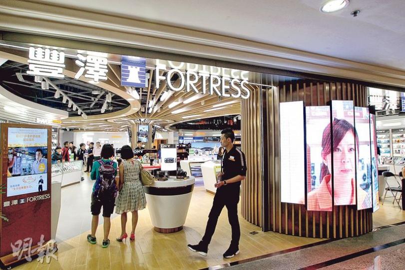 豐澤總經理區文慧表示,雖然今次內地和香港同步發售iPhone 6s,預計新iPhone 銷售仍佳。(郭慶輝攝) 豐澤總經理區文慧表示,雖然今次內地和香港同步發售iPhone 6s,預計新iPhone 銷售仍佳。(郭慶輝攝)