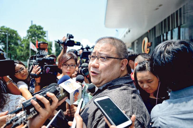 亞視昨日公布有新股東投資,亞視合約藝員劉錫賢(中)稱,對於新股東入主感高興,指員工得知消息後表現雀躍,希望亞視業務可盡快重回正軌。(蘇智鑫攝) 亞視藝員蔡國威(左)相信,具中資背景新股東未必能左右亞視發展方向,但希望可保留廣東話。右為前亞姐張家瑩。(陳釗攝) 亞視昨日公布有新股東投資,亞視合約藝員劉錫賢(中)稱,對於新股東入主感高興,指員工得知消息後表現雀躍,希望亞視業務可盡快重回正軌。(蘇智鑫攝) 亞視藝員蔡國威(左)相信,具中資背景新股東未必能左右亞視發展方向,但希望可保留廣東話。右為前亞姐張家瑩。(陳釗攝)