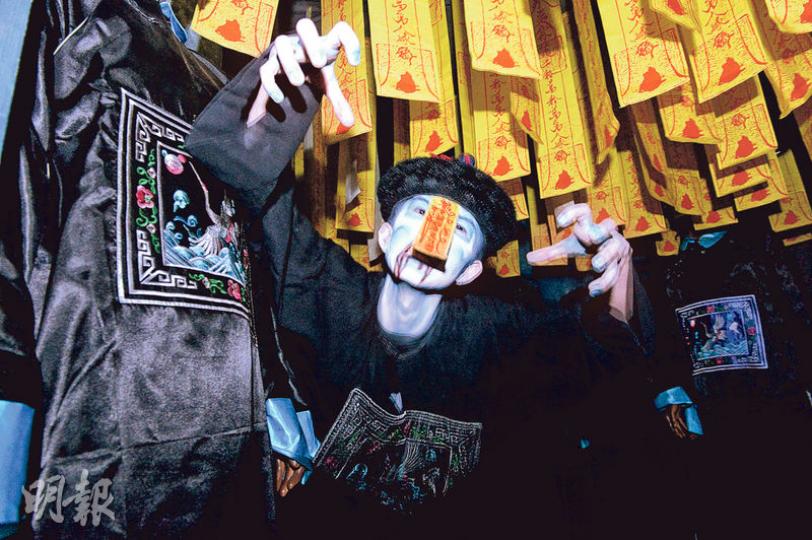 鬼屋「十五年驚異回魂」集合不同的經典場景,置身其中有若在時空中穿梭,走出鬼差館,迎接遊人的是殭屍陣,14隻穿清裝的殭屍分立兩旁,頭頂滿是黃色咒符,加上殭屍突然撲出,嚇倒不少記者。(劉焌陶攝) 鬼屋「十五年驚異回魂」集合不同的經典場景,置身其中有若在時空中穿梭,走出鬼差館,迎接遊人的是殭屍陣,14隻穿清裝的殭屍分立兩旁,頭頂滿是黃色咒符,加上殭屍突然撲出,嚇倒不少記者。(劉焌陶攝)