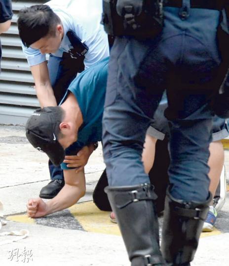 11歲男童墮樓亡,其父在場認屍時情緒激動,跪地痛哭,需由親友及警員攙扶。(林智傑攝) 11歲男童由寶珮苑寓所墮樓亡,警方事後用帳篷遮蓋屍體,並封鎖現場調查。(蔡方山攝) 11歲男童墮樓亡,其父在場認屍時情緒激動,跪地痛哭,需由親友及警員攙扶。(林智傑攝) 11歲男童由寶珮苑寓所墮樓亡,警方事後用帳篷遮蓋屍體,並封鎖現場調查。(蔡方山攝)