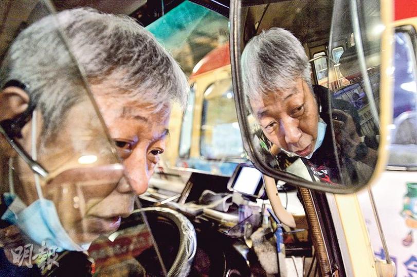 拍下警察與小巴司機爭執片段、再上載至網上的司機廖先生,不滿涉事警員態度惡劣,除了涉嫌打人,更曾說「家玩你哋唔起呀?」(鄧宗弘攝) 6名小巴站代表昨午到旺角警署和警方開會,討論前日事件,會議近兩小時後完結,有代表離開時稱,日後會「警民合作」。(鄧宗弘攝) 拍下警察與小巴司機爭執片段、再上載至網上的司機廖先生,不滿涉事警員態度惡劣,除了涉嫌打人,更曾說「家玩你哋唔起呀?」(鄧宗弘攝) 6名小巴站代表昨午到旺角警署和警方開會,討論前日事件,會議近兩小時後完結,有代表離開時稱,日後會「警民合作」。(鄧宗弘攝)